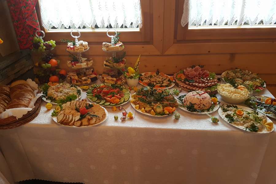 suto zastawiony stół